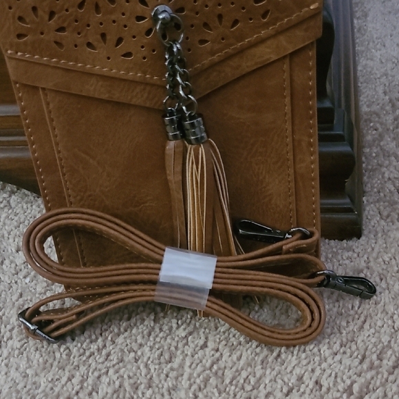 Elegant Tan Leather Bag with Tassel - Picture 2 of 3